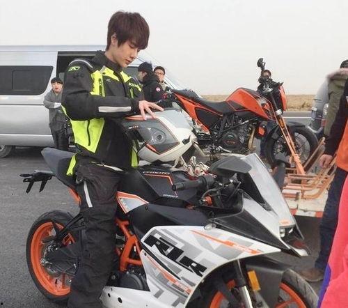 王一博摩托车最新爆料,速度与激情再升级！